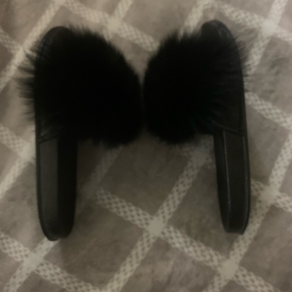Women’s Furr Slides - Picture 3 of 4